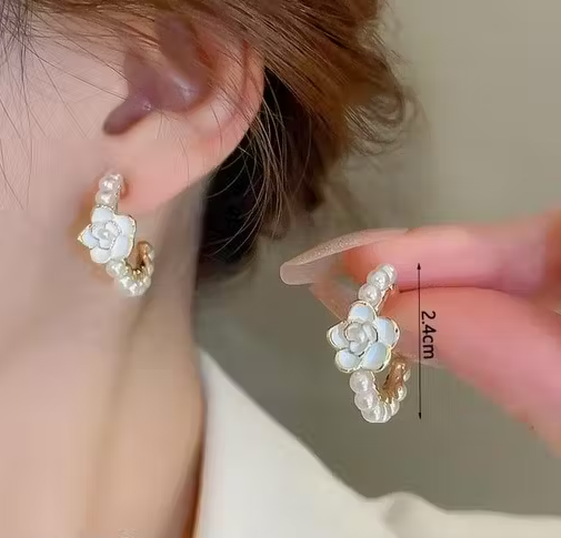Camelia Pearl Half Hoop Earrings – Gold-Plated Adjustable Alloy Earrings